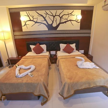 Hotel Grand Pragati Surat Ngoại thất bức ảnh