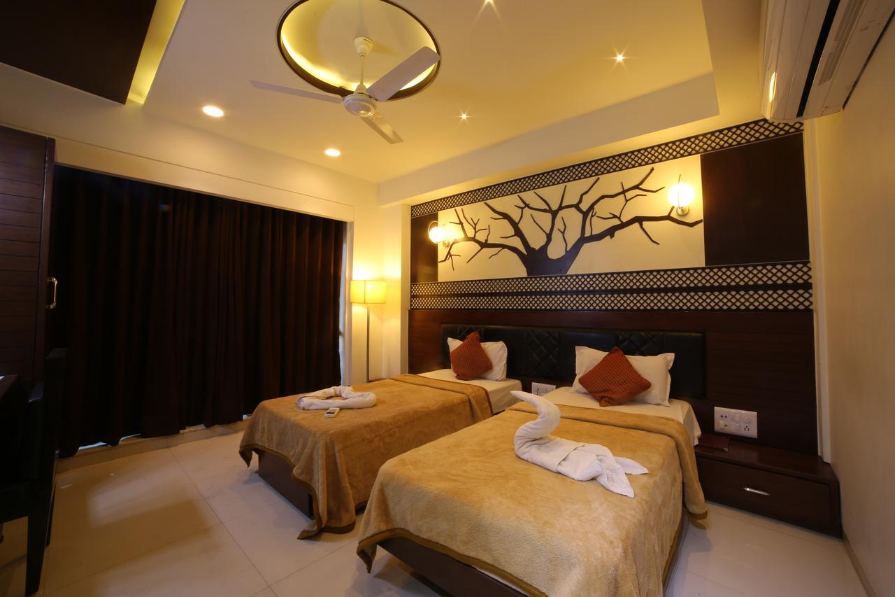 Hotel Grand Pragati Surat Ngoại thất bức ảnh