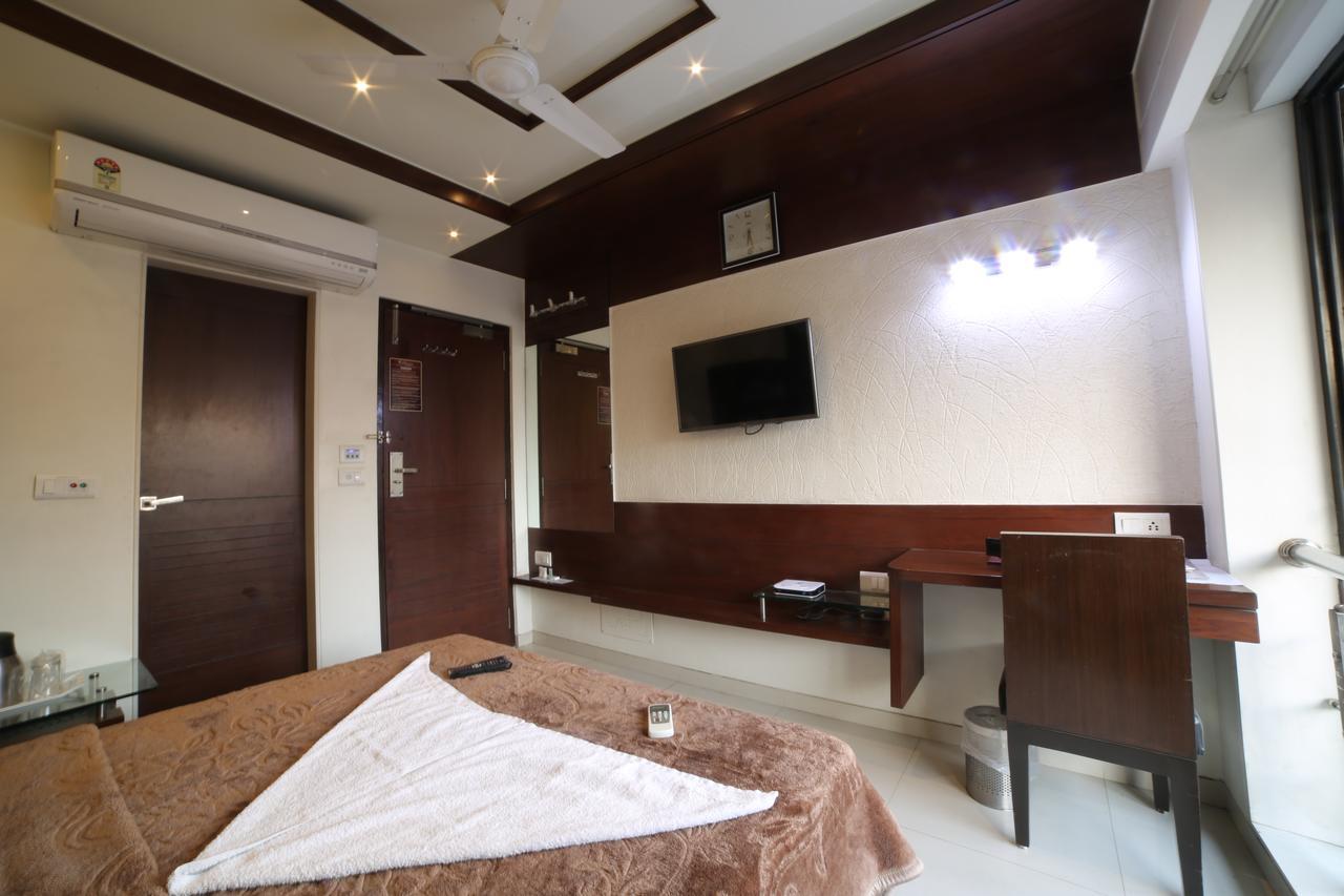 Hotel Grand Pragati Surat Ngoại thất bức ảnh