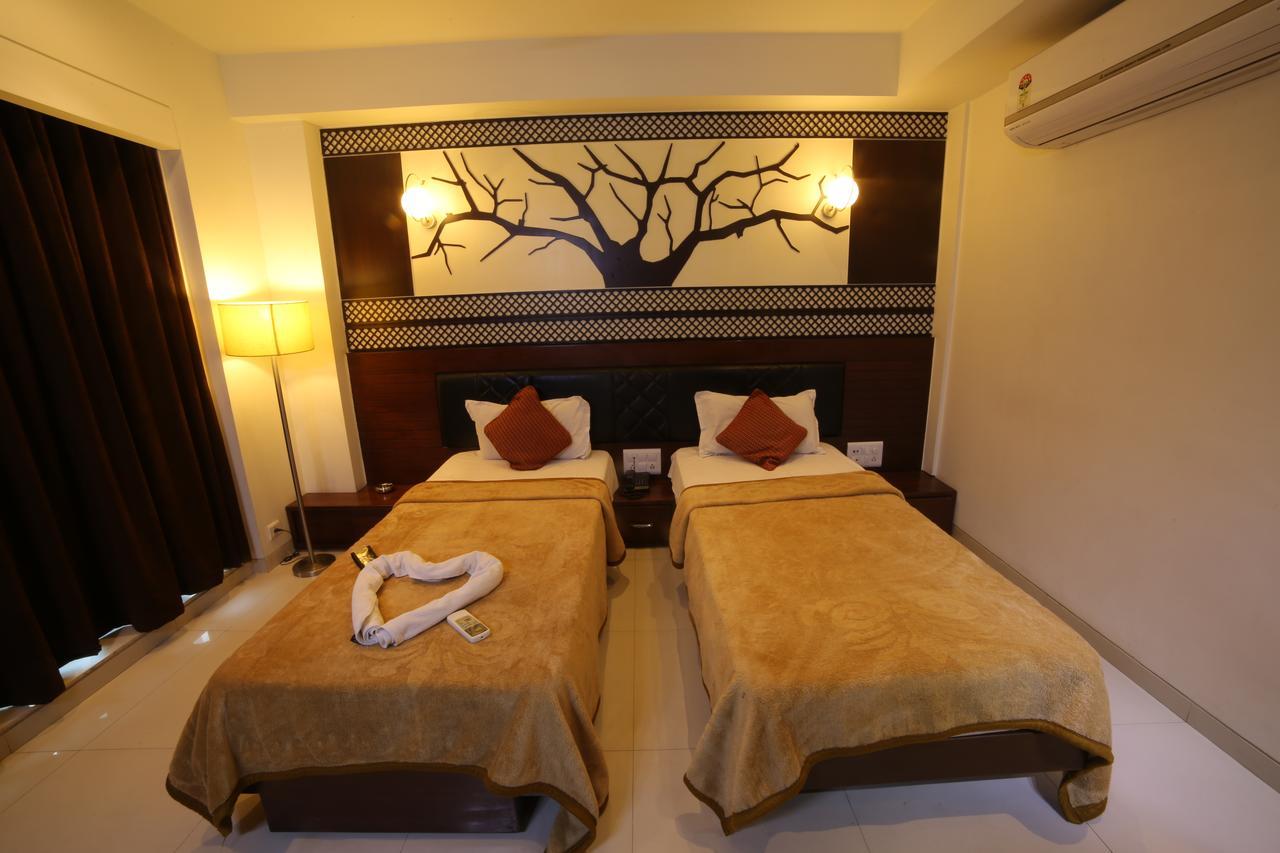 Hotel Grand Pragati Surat Ngoại thất bức ảnh