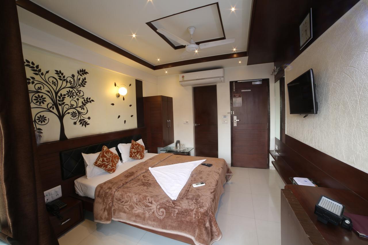 Hotel Grand Pragati Surat Ngoại thất bức ảnh
