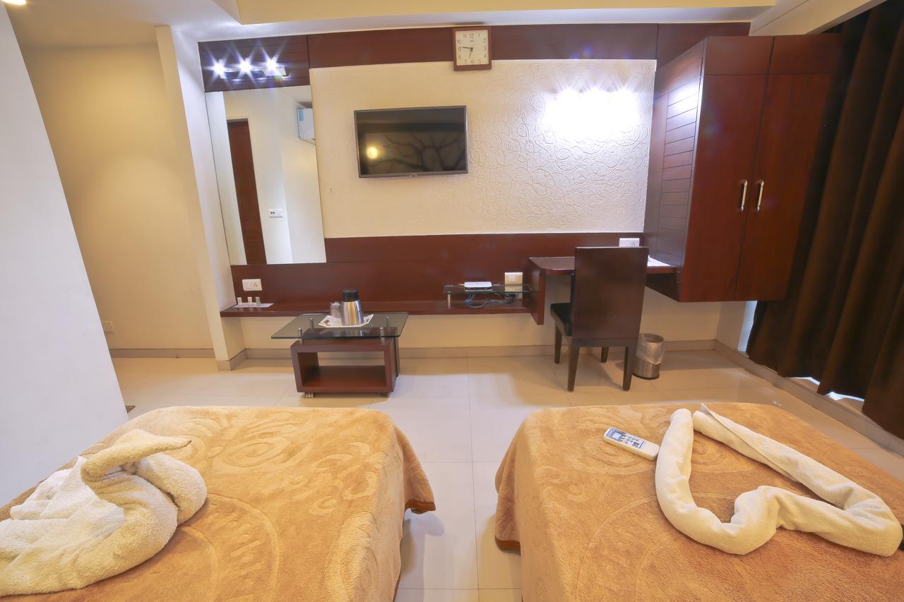 Hotel Grand Pragati Surat Ngoại thất bức ảnh
