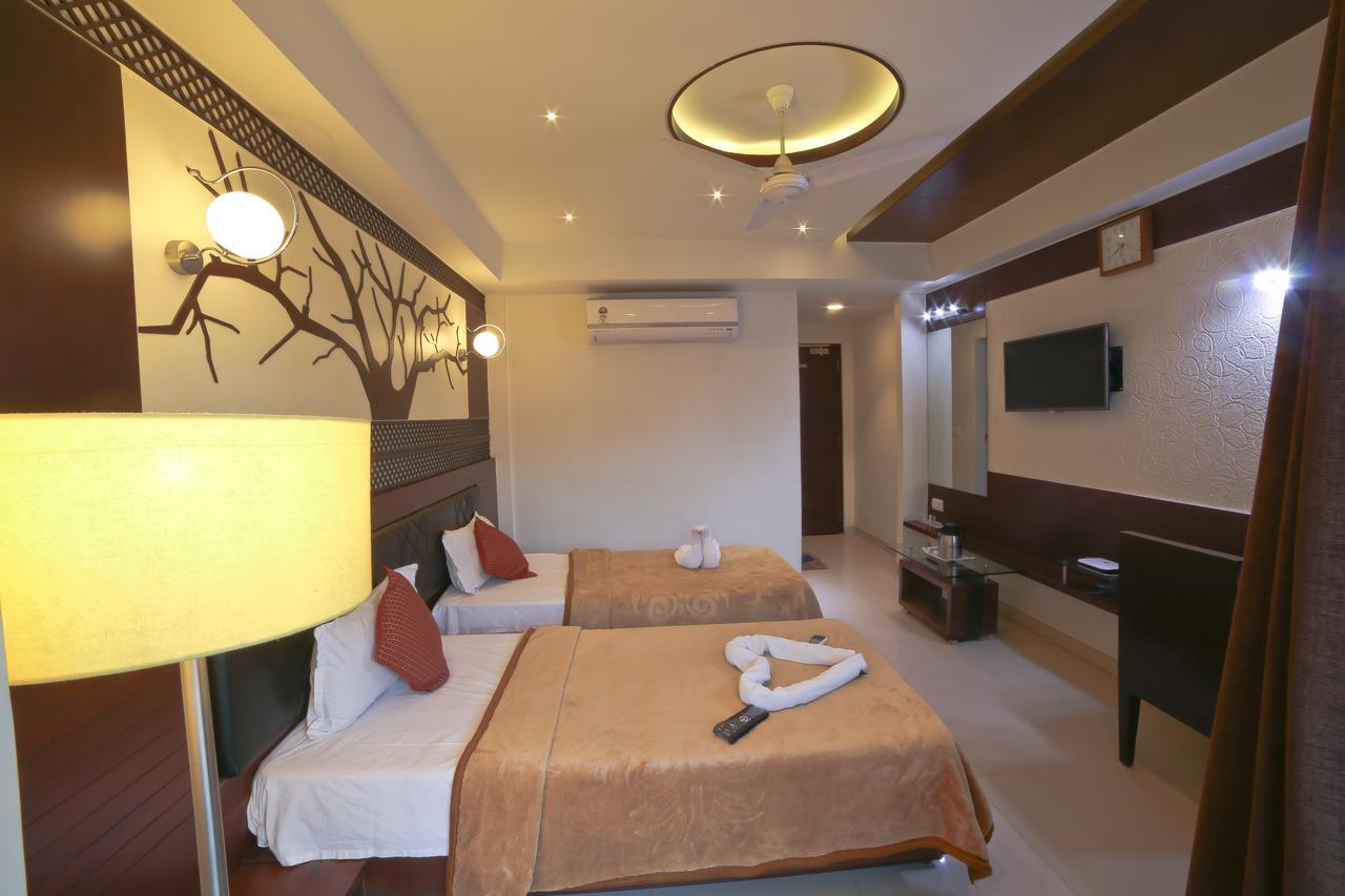 Hotel Grand Pragati Surat Ngoại thất bức ảnh