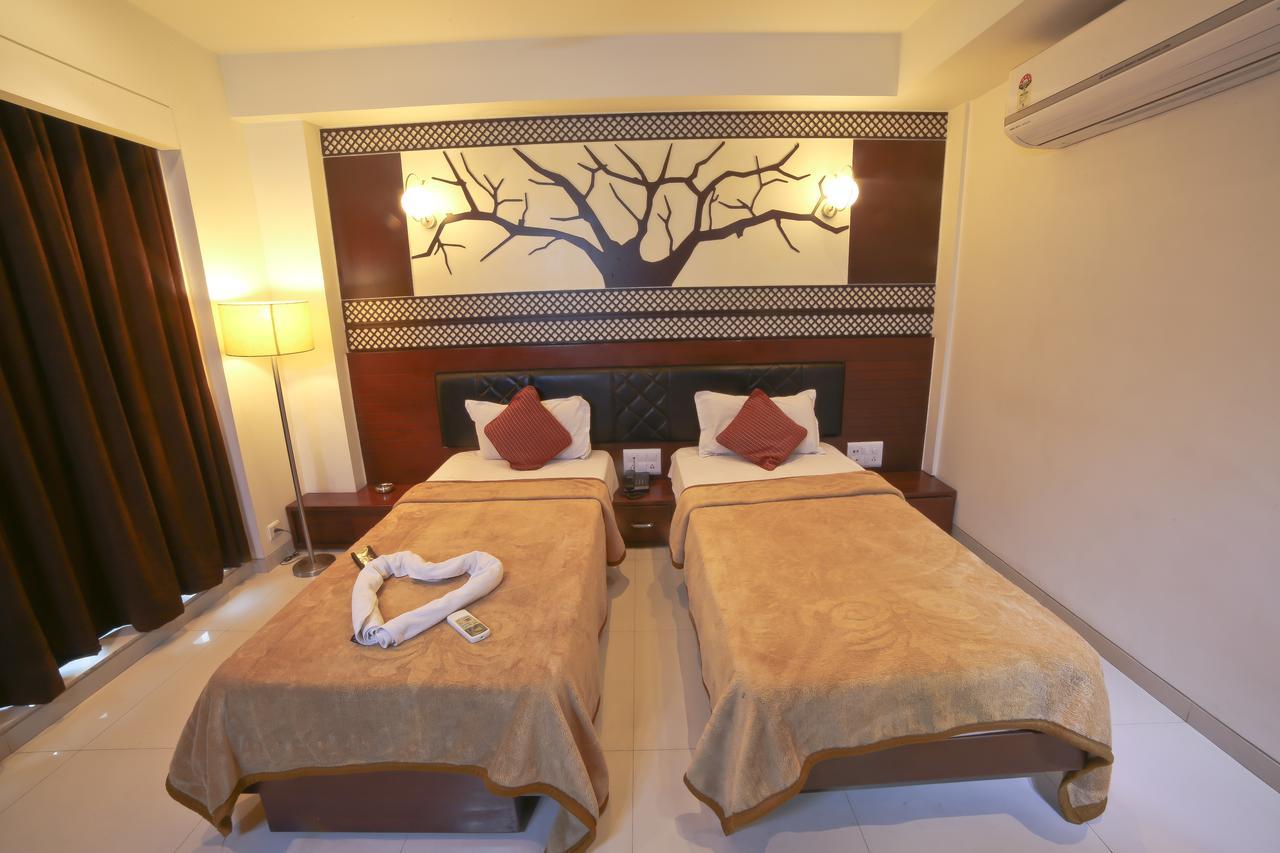 Hotel Grand Pragati Surat Ngoại thất bức ảnh
