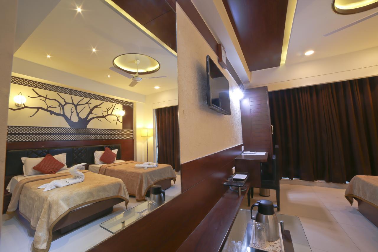 Hotel Grand Pragati Surat Ngoại thất bức ảnh