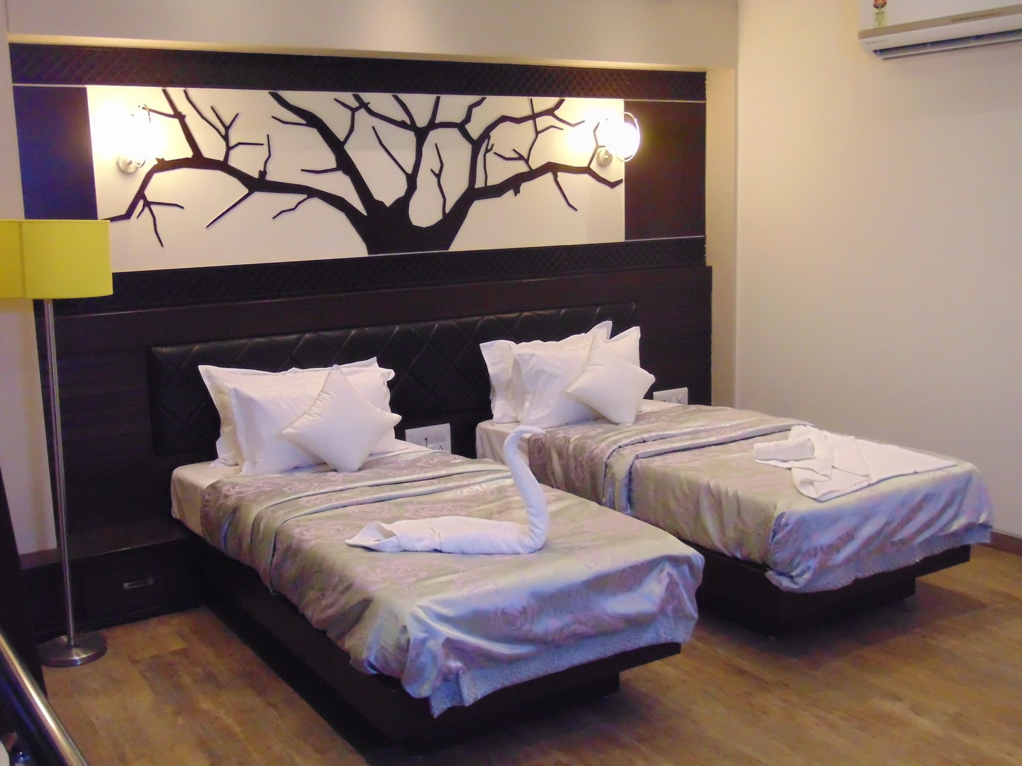 Hotel Grand Pragati Surat Ngoại thất bức ảnh